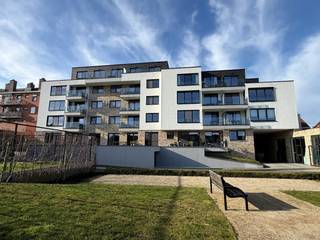 Gelegen achteraan Residentie BerniceDeze staanplaats vinden we terug achteraan Residentie Bernice in het centrum van Lauwe.U rijdt onder de poort...