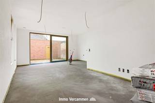 <p><span>Stijlvol nieuwbouw duplexappartement met tuin en garage in hartje van het landelijke Duffel-West.</span></p><p><span> </span></p><p><span>Dit energiezuinig duplexappartement combineert ruimte en comfort met een topligging. Het appartement is in laatste fase van afwerking en wordt voorzien van uiterst kwalitatieve materialen. Energiezuinigheid is een absolute troef (E-peil 10), o.a. dankzij vloerverwarming via warmtepomp, zonnepanelen, etc. met een vrijstelling op de onroerende voorheffing tot gevolg (5 jaar).</span></p><p><span> </span></p><p><span>U geniet van een lichtrijke open leefruimte met volledig uitgeruste keuken en ruime berging, uitgevend op een gezellig zuidgericht stadstuintje met terras. Het terras is tevens bereikbaar via poortje achteraan. Op de verdieping bevinden zich twee volwaardige slaapkamers en een moderne badkamer met douche, badkamermeubel met dubbel lavabomeubel en een tweede toilet. Achteraan is er een zeer ruime garagebox, met plaats voor wagen en fietsen, verplicht bij aan te kopen aan 40.000 excl. btw.</span></p><p><span> </span></p><p><span>Het appartement geniet een absolute topligging pal in het dorpscentrum van Duffel-West, vlakbij winkels, wekelijkse markt, scholen, sport- en ontspanningsmogelijkheden. Een vlotte bereikbaarheid is gegarandeerd dankzij openbaar verover, nabij gelegen station, fietsostrade en belangrijke invalswegen centraal tussen Brussel - Antwerpen en Mechelen - Lier.</span></p><p><span> </span></p><p><span>Oplevering voorzien tweede augustus 2026. 6% BTW mogelijk.</span></p><p><span>Bezoek enkel na afspraak, vrijblijvende info op kantoor: 015/755 444 of info@immovercammen.be</span></p><p><span> </span></p>