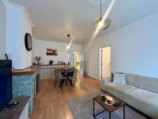 Op de eerste verdieping van een verzorgd gebouw, gelegen in de Jozef De Weerdtstraat 66 te Ekeren, bevindt zich dit aangename appartement met...