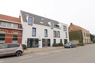 Prachtig appartement met ruim zonneterras achteraan nabij centrum Pittem.<br /><br />Het appartement bevindt zich op de eerste verdieping van een kleine residentie met slechts 8 appartementen. Het appartement heeft een bewoonbare oppervlakte van 106 m² en een terras van 54 m².<br /><br />Er is een ruime leefruimte met open keuken, berging, nachthal, toilet, 2 slaapkamers en een badkamer.<br /><br />Achteraan het gebouw is er een afgesloten garagebox met automatische poort.