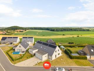 In een rustige en kindvriendelijke woonwijk in Wijtschate bevindt zich deze recente halfopen woning, gebouwd in 2023. <br />De woning combineert hedendaags wooncomfort met een uniek open zicht over de achterliggende velden.<br /><br />Bij het binnenkomen wordt u verwelkomd in de inkomhal met gastentoilet. <br />De ruime, lichtrijke leefruimte vormt samen met de volledig ingerichte open keuken het hart van de woning. <br />Dankzij de vele en grote raampartijen geniet u de hele dag van een aangename lichtinval en een prachtig uitzicht op de tuin en de achterliggende velden.<br /><br />Aansluitend bevindt zich de ruime garage met praktische bergruimte, ideaal voor extra opslag en het plaatsen van wasmachine en droogkast.<br /><br />Op de eerste verdieping zijn er drie volwaardige slaapkamers en een badkamer, uitgerust met een inloopdouche, lavabomeubel en een tweede toilet. Er is tevens een beperkte zolderruimte.<br /><br />Buiten geniet u van een ruime, zonnige tuin waar u in alle rust kunt ontspannen terwijl u uitkijkt over de open velden. Vooraan beschikt de woning over een ruime oprit met voldoende parkeergelegenheid.<br /><br />Extra:<br />Regenwaterput van 7.500 liter<br />Zonnepanelen 1.920 Wp<br /><br />Bent u op zoek naar een instapklare, energiezuinige woning op een rustige locatie met een prachtig landelijk uitzicht? Dan is deze woning zeker een bezoek waard!