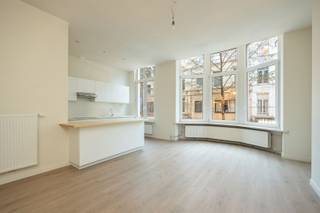 <p>Het appartement is super centraal gelegen in de Nationalestraat, op de grens van het historisch centrum en de Sint-Andrieswijk. Omgeven door gezellige restaurants, trendy bars en verschillende supermarkten. Direct aan belangrijke invalswegen, de Ring van Antwerpen en openbaar vervoer. Velostation op wandelafstand.</p><p>· 2 slaapkamer appartement<br />· 2 badkamers<br />· Net gerenoveerd<br />· Direct beschikbaar<br />· Toplocatie</p><p>Het appartement van 115 m² is gelegen op de 1e verdieping en bereikbaar per trap. Je komt binnen via de ruime, zonnige leefruimte, ingedeeld in een living en eetkamer met aansluitend de open keuken, geïnstalleerd met toestellen. De nachthal met gastentoilet, ingemaakte vestiaire en berging leidt naar de rustige achterzijde van het appartement, waar zich de 2 slaapkamers bevinden, waarvan 1 is voorzien van ingemaakte dressing. Verder is elke slaapkamer uitgerust met een eigen badkamer. Badkamer 1 is omvat een bad met douche, een wastafel en handdoekdroger. De andere badkamer is uitgerust met een inloopdouche, een wastafel, handdoekdroger en aansluiting voor wasmachine en droger.</p><p>Gemeenschappelijke kosten: 75 euro/maand (elektriciteit voor gemeenschappelijke ruimtes en privé waterverbruik).<br />De nutsvoorzieningen (energie) zijn individueel gemeten en komen voor rekening van de huurder.</p><p>Interesse? Gelieve uw gegevens in te vullen onderaan de advertentie op onze website https://www.sinjoor.be. De dossierverantwoordelijke zal vervolgens zo snel mogelijk contact met u opnemen.</p>
