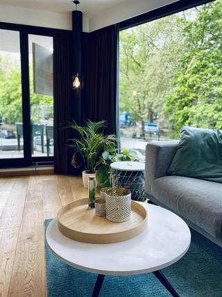 Dit appartement is gelegen op de eerste verdieping in een recent gebouw met lift en bestaat uit een ruime en lichtrijke leefruimte met grote raampartijen en open geïnstalleerde keuken (dubbele spoelbak, keramische kookplaat, vaatwas, oven, dampkap, koelkast). <br /><br />Verder beschikt het appartement over een apart gastentoilet, een bergruimte, een bureauruimte en twee ruime slaapkamers met elk een ensuite badkamer. Tevens werd een zonneterras voorzien. Dit modern appartement werd ingericht met de beste materialen (verduistering en verlichting reeds voorzien) en beschikt over grote raampartijen waardoor een gevoel van openheid en ruimte wordt gecreëerd. Een dubbele ondergrondse staanplaats is inbegrepen in de huurprijs! <br /><br />Huurprijs € 975 / maand + € 65 / maand gemeenschappelijke kosten. Beschikbaar vanaf 01/10/2026.