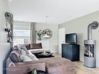 <p>Energiezuinige halfopen bebouwing op een sublieme locatie (de Bosmolens) bestaande uit een ruime inkomhal met afzonderlijk toilet, bureel/slaapkamer, ruime lichtrijke woonkamer met eet-en zithoek, volledig uitgeruste keuken met eetplaats + ruime was/bergplaats, 1<sup>ste</sup> badkamer (douche &amp; lavabo) met bergruimte en een onderhoudsvriendelijke tuin met aangelegd terras, tuinberging en een ruime losstaande garage met elektrische poort.</p>
<p>Op het verdiep zijn 3 volwaardige slaapkamers, berging/dressing, nachthal met ingemaakte kast, ingerichte badkamer (douche, ligbad, lavabomeubel en toilet) en een trapluik naar de geïsoleerde bergzolder.</p>
<p>Extra troeven:</p>
<ul>
<li>Energiezuinig</li>
<li>Voorzien van zonnepanelen</li>
<li>Conforme keuring elektriciteit</li>
<li>Airco beneden en op iedere slaapkamer</li>
<li>Regenwaterput van 5.000L</li>
<li>Slaapkamer/bureel + sanitair op het gelijkvloers</li>
<li>Aangelegde tuin met private oprit + losstaande garage via inrit achteraan de tuin</li>
<li>Sublieme locatie in de nabijheid van scholen, winkels en openbaar vervoer</li>
<li>Vlotte verbinding naar de e403</li>
<li>Instapklaar</li>
</ul>
<p>Deze woning is te koop ZONDER makelaar via het concept van Smart Houses! Wenst u verdere inlichtingen of bezoek? Contacteer rechtstreeks de eigenaar via +32475498562</p>