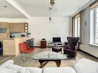 Dit appartement is heel centraal gelegen met op wandelafstand scholen, winkels, horeca en het station van Oudenaarde. Verder ben je hier ook meteen in het groen dankzij het aangelegde park Liedts.<br /><br />INDELING<br />inkomhal - badkamer - slaapkamer - toilet - leefruimte met open keuken - berging<br /><br />TROEVEN<br />+ hartje Oudenaarde<br />+ dichtbij alles<br />+ lichtrijk appartement<br /><br />De snelste manier om een bezoek te brengen aan dit appartement? Vraag je bezoek aan via de rode knop op onze website (www.dewaele.com) en je wordt gecontacteerd door onze medewerker Lisa. Bij andere vragen kun je ons telefonisch contacteren via 055 20 80 20.