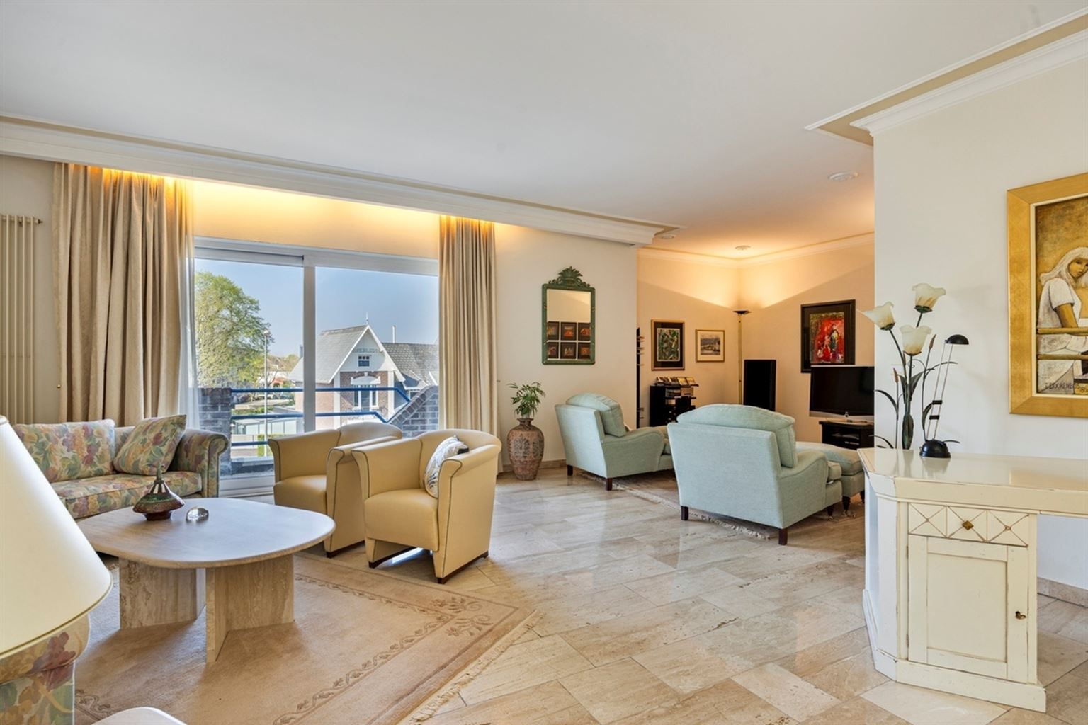 Prachtig, uitzonderlijk ruim appartement met 2 slaapkamers, 3 terrassen en een dubbele inpandige garagebox, gelegen nabij het centrum van Maaseik. - foto 4