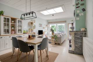 <p>Ontdek deze leuke en veelzijdige stadswoning die tal van mogelijkheden biedt, zowel voor eigen bewoning als voor wie extra ruimte zoekt om naar eigen wensen verder in te richten.</p><p></p><p>Op het gelijkvloers komt u binnen via de inkomhal, die toegang geeft tot een bureauruimte, ideaal voor thuiswerk of een hobbyruimte. De ruime en lichtrijke leefruimte vormt het hart van de woning en sluit aan op de keuken. Vanuit de keuken bereikt u het balkon en het ruime zonneterras, dat uitgeeft op een aangename tuin met groen uitzicht. Deze buitenruimte biedt privacy en vormt een absolute meerwaarde.</p><p></p><p>Op de eerste verdieping bevindt zich de nachthal die toegang geeft tot twee slaapkamers. Er is een vaste trap naar de zolderverdieping en kan verder afgewerkt worden tot een extra kamer.</p><p>Op het niveau -1 beschikt de woning over een vernieuwde badkamer, uitgerust met alle hedendaagse comfort en een praktische berging.</p><p></p><p>Een bijkomende troef is de kleine garage die zich onder de woning bevindt en bereikbaar is via een zijweg.</p><p></p><p>Deze woning combineert ruimte, licht en uitbreidingsmogelijkheden met een aangename tuin en praktische indeling. Neem gerust contact op voor meer informatie of een bezoek.</p>