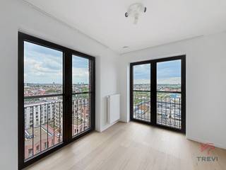 <strong>BRUSSEL: In het hart van de wijk Tour & Taxis, dit opmerkelijke, lichte appartement van ±94 m², ongemeubileerd, op de 11e verdieping met lift van een moderne residentie van hoge kwaliteit, gebouwd in 2022, combineert moderne architectuur, verfijnde afwerking en absolute veiligheid, een echt uitzonderlijk pand. Inkomhal met wc, elegante woonkamer van ± 25 m², terras van ±7 m² op het noorden met een volledig vrij uitzicht, volledig uitgeruste keuken (oven, magnetron, inductiekookplaat, afzuigkap, koelkast, diepvriezer en vaatwasser), een slaapkamer van ± 9 m² met aangrenzende doucheruimte, nachthall met dressing, badkamer met toilet, een slaapkamer van ± 14 m², wasruimte en een kelder. Diversen: driedubbele beglazing, glasvezel, waterontharder, fietsenstalling en een beveiligingssysteem. Mogelijkheid om een parkeerplaats te huren voor 130€/maand, niet verplicht. Kosten: voorzieningen van 180€/maand, inclusief gemeenschappelijke ruimtes, warm water en verwarming. EPC B+ Beschikbaar. Afmetingen zijn indicatief</strong><br /><br />
<p><u>Op de 11e verdieping met lift:</u> (11.2)</p>
<ul>
<li>Hal</li>
<li>Toilet</li>
<li>Woonkamer van ±25 m²</li>
<li>Ingerichte keuken (magnetron, inductiekookplaat, oven, afzuigkap, koelkast, diepvriezer en vaatwasser)</li>
<li>Slaapkamer van ±9 m² met doucheruimte</li>
<li>Nachtgang met dressing</li>
<li>Wasruimte</li>
<li>Badkamer met toilet</li>
<li>Slaapkamer van ±14 m²</li>
</ul>
<p>Kelder n°19</p>