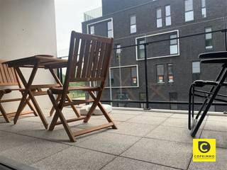 <h2><span>Strak en modern 1-slaapkamer hoekappartement met ruim terras en autostaanplaats</span></h2><p><span>Dit recent appartement (bouwjaar 2018) geniet van een uitstekende ligging nabij het dorpscentrum en met vlotte verbindingen naar Antwerpen en Brussel.</span></p><p><span>Het betreft een licht en modern hoekappartement met een ruim terras en een verplichte autostaanplaats ( 50/maand).</span></p><h3><span>Indeling</span></h3><p><span>Inkomhal & berging</span><span><br />U komt binnen via de inkomhal met gastentoilet en praktische berging.</span></p><p><span>Leefruimte & keuken</span><span><br />De ruime en lichtrijke leefruimte is voorzien van grote raampartijen die zorgen voor veel natuurlijk licht en directe toegang tot het zonnige terras. De open, volledig geïnstalleerde keuken sluit naadloos aan op de leefruimte.</span></p><p><span>Badkamer & slaapkamer</span><span><br />De moderne badkamer is uitgerust met een inloopdouche en lavabomeubel. Daarnaast is er een apart toilet met handenwasser. Het appartement beschikt over één ruime slaapkamer.</span></p><p><span>Kelder & parking</span><span><br />In de ondergrondse verdieping bevindt zich de autostaanplaats ( 50/maand) en een privatieve kelderberging. Daarnaast is er een gemeenschappelijke fietsenberging aanwezig.</span></p><h3><span>Huurprijs</span></h3><ul><li><span>850 / maand (appartement) </span></li><li><span>50 / maand autostaanplaats + kelder </span></li><li><span>80 / maand gemeenschappelijke kosten </span></li></ul><h3><span>Troeven</span></h3><ul><li><span>Veel natuurlijke lichtinval (hoekappartement) </span></li><li><span>Ruim en zonnig terras </span></li><li><span>Autostaanplaats + privatieve kelder </span></li><li><span>Recent en energiezuinig gebouw (2018) </span></li><li><span>Centrale en vlot bereikbare ligging </span></li></ul><p><span>Mis deze unieke kans niet!</span></p>