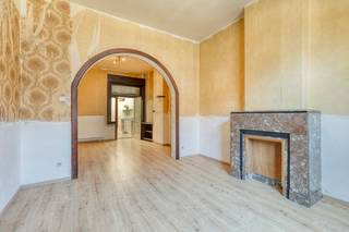 immo DAVID stelt u graag deze charmante tweegevelwoning voor, gelegen in een zeer gegeerde wijk van Aalst. Deze woning combineert een praktische ligging en biedt bovendien heel wat mogelijkheden voor wie op zoek is naar een woning met potentieel. Via de inkomhal komt u terecht in de ruime woonkamer van 26 m², die aansluit op de keuken. Op deze verdieping bevindt zich tevens de badkamer. Op de eerste verdieping bevinden zich twee ruime slaapkamers van respectievelijk 20 m² en 13 m². Een absolute troef van deze woning is de ruime zolderverdieping van maar liefst 29 m², bereikbaar via een vaste trap. Deze polyvalente ruimte biedt tal van mogelijkheden en kan volledig naar eigen wens worden ingericht, bijvoorbeeld als master bedroom, extra slaapkamer, bureau, hobbyruimte of zelfs met een bijkomende badkamer. Verder beschikt de woning over een praktische bergkelder en een aangename west gerichte tuin met terras zonder inkijk. Er is parkeermogelijkheid voorzien voor bewoners. Ook de ligging is een belangrijke troef. U bevindt zich op korte afstand van verschillende voorzieningen, belangrijke verbindingswegen en het centrum van Aalst: station Aalst op 1 km, bushalte 400 m, dichtstbijzijnde school 350 m, twee zienhuizen op 1,3 km en 1,4 km, winkels op 280 m; horeca op 320 m en autostrade E40 4,5 km. Kortom: een karaktervolle woning met ruimte, tuin en vooral heel wat potentieel, gelegen op een uitstekende locatie in Aalst. Een ideale opportuniteit voor wie de woning verder naar eigen smaak wil renoveren en inrichten.