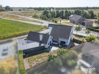 <p><span>Polyvalente woning met 4 slaapkamers en atelier.</span></p><p><span> </span></p><p><span>STARTPRIJS: Elk bod boven deze startprijs, wordt voorgelegd aan de eigenaars, die al dan niet kunnen in gaan op dit aanbod.</span></p><p><span> </span></p><p><span>Op het einde van de Koningin Astridstraat, vlakbij winkels, openbaar vervoer, scholen en de op en afrit E403, vinden we deze karaktervolle villa met heel wat ruimte terug. </span></p><p><span> </span></p><p><span>Indeling als volgt: royale inkom, 2 burelen, gastentoilet, lichtrijke woonkamer met zithoek en eetplaats, de uitgeruste keuken met eetplaats en een koele berging/kelder. Achter de keuken vinden de wasplaats terug en een badkamer met douchecel, toilet en wasbak. Via de oprit, of via de wasplaats, wordt er toegang verleend tot de ruime garage / atelier/ magazijn van +- 45 m². Boven de garage is er nog een ruime zolder met vaste trap, ideaal voor stockage. </span></p><p><span>Op het eerste verdiep vinden we 4 ruime kamers terug, de badkamer met ligbad, wastafel en toilet. Ook de zolder, te betreden met vaste trap biedt nog veel stockageruimte. </span></p><p><span> </span></p><p><span>De zongerichte tuin is privatief en volledig afgesloten, achter de woning is er nog een atelier/magazijn (voorzien van warmtepomp) aanwezig van +- 40 m² en een fietsenberging. Meerdere autostaanplaatsen dankzij de ruime, en brede oprit. </span></p><p><span> </span></p><p><span>Zeer comfortabel en energiezuinig wonen: het pand beschikt over 37 zonnepanelen, een thuisbatterij van 10 kWh, regenput van 10 000, alarmsysteem, rolluiken, maatkasten en zoveel meer.</span></p><p><span>Verwarming op mazout (tank van 3000l), keuring elektriciteit én zonnepanelen conform. </span></p><p><span> </span></p><p><span>Deze woning is zowel uitermate geschikt als gezinswoning, maar ook voor de combinatie met uw zelfstandige activiteit. De burelen, het magazijn / atelier kan bovendien volledig worden afgesplitst worden van uw privé.</span></p><p><span> </span></p><p><span>Kom de troeven zelf ontdekken en meld u aan voor een bezoek; </span></p><p><span>0496 25 35 55</span></p><p><span>emile@correctvastgoed.be</span></p><p><span> </span></p>