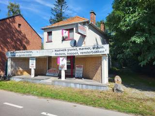 <strong>Te koop in Genk: (handels)huis - Hasseltweg 344</strong><br /><br />Aan de Hasseltweg te Genk op een strategisch gelegen perceel van 6 are 30 centiare ligt dit pand voor gemengd gebruik. De locatie biedt tal van mogelijkheden voor zowel commerciële als residentiële doeleinden, en bevindt zich in een levendige en goed bereikbare buurt.<br /><br />Op de eerste verdieping aan de achterzijde is er ruimte tot uitbreiding.<br /><br />Indeling:<br />Gelijkvloers: handelsruimte van 106m²<br />Verdieping: leefruimte met keuken - badkamer - traphal, voor een totaal van 40m².<br /><br />Troeven:<br />Uitstekende locatie - deze spreekt voor zich.<br />Flexibiliteit - geschikt voor verschillende doeleinden.<br />Bereikbaarheid - goede verbindingen met openbaar vervoer en nabijheid van belangrijke verkeersaders.<br /><br />Voor meer info en/of een bezichtiging: 011/39 90 50 of info@jansenrealestate.be
