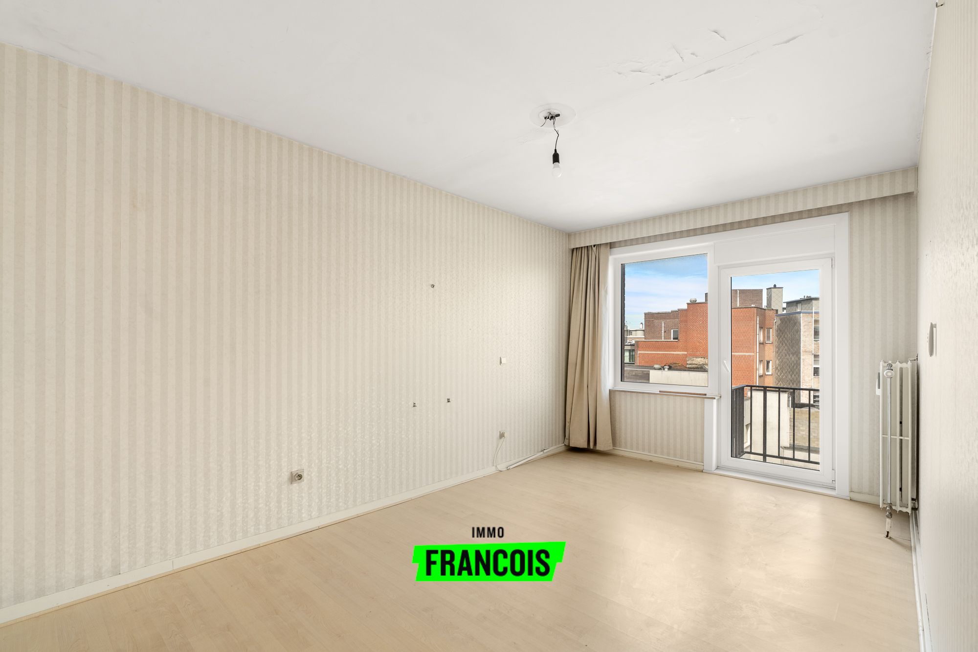 Te renoveren appartement met twee terrassen met prachtig zicht over het Leopoldpark te Oostende. - foto 5