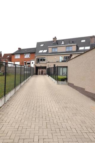 Op een rustige en aangename locatie in Idegem bevindt zich dit luxueus duplexappartement, gelegen op de derde verdieping van een...