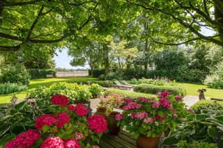 Statige villa met kantoor/ praktijk nabij het centrum van Hoogstraten met vrij uitzicht! <br /><br />GELIJKVLOERS: <br />- Royale woonkamer van ca. 81m² voorzien van antieke schouw en houtkachel met uitzicht over terras/tuin en landerijen.<br />- Sfeervolle woonkeuken voorzien van alle inbouwapparatuur<br />- kantoor<br />- Berging en ruime waskamer<br />- kantoor of praktijkruimte van ca. 100m² met houtkachel <br />- Inpandige garage voor 3 auto's <br /><br />VERDIEPING:<br />- Masterbedroom met aparte dressingkamer<br />- Drie ingerichte badkamers<br />- 4 extra Slaapkamers waarvan één met eigen badkamer <br />- Linnenkamer<br /><br />ZOLDER: <br />- Ruime zolder van ca 100m² welke nu dienst doet als opbergruimte. <br /><br />BIJZONDERHEDEN:<br />- Prachtig volledig omheinde aangelegde tuin met vijver en meerdere terrassen<br />- Tuinberging van ca. 50m²<br />- Buitenverlichting en recent vernieuwe automatische beregening<br />- Waterput welke zuiver drinkwaar water biedt <br />- Alarmsysteem <br />- Domotica<br />-Technisch volledig gereviseerd in 2023.<br /><br />Kortom: een unieke villa met duurzame materialen!