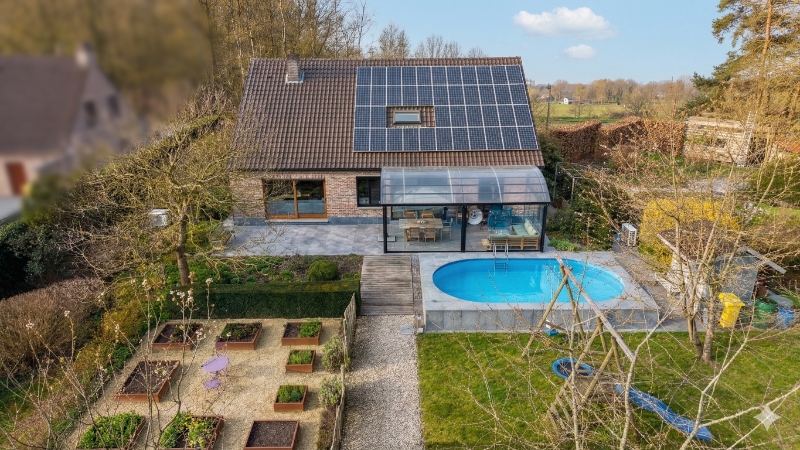 Ruime villa van 302m² op 36 are met zwembad en volledige onderkeldering - foto 2