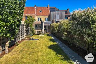 <u><strong>OPENDEURDAG OP ZATERDAG 23 MEI 2026 tussen 14u00 en 16u00 ( op afspraak)</strong></u><br /><br />Op een centrale ligging in Sint-Michiels, vlak bij winkels, scholen, openbaar vervoer en lokale handelaars, bevindt zich deze verzorgde & energiezuinige gezinswoning op een perceel van 205 m². De woning werd doorheen de jaren zorgvuldig onderhouden. Dankzij <strong>de zonnige tuin</strong> geniet je hier volop! Op het gelijkvloers word je verwelkomd in een sfeervolle inkomhal met een aansluitende woonkamer die zeer lichtrijk is en met uitzicht op de tuin. Aansluitend aan de leefruimte is er nog een functionele volledig ingerichte keuken met een aanpalende bijkeuken/ wasplaats. Op de eerste verdieping bevinden zich<strong> 2 volwaardige slaapkamers en een badkamer met douche, wastafel in meubel en een toilet.</strong> Er is een grote zolderruimte aanwezig te bereiken via een vaste trap. Deze zolder kan perfect worden ingericht als extra slaapkamer(s), hobbyruimte of bureau, afhankelijk van jouw wensen. De tuin heeft nog een extra tuinberging. <strong>Energielabel B, Gekeurde Elektriciteit ,Traplift aanwezig, Regenwaterput van 5000 liter en de woning is asbestveilig! Kan ook een interessante investering zijn!</strong><br /><br /><br /><strong><u>Gelijkvloers:</u></strong>
<ul>
<li>Sfeervolle inkomhal;</li>
<li><strong>Lichtrijke leefruimte</strong> met uitzicht op de tuin;</li>
<li><strong>Volledig ingerichte keuken </strong>met alle toestellen;</li>
<li>Wasplaats/Berging achteraan aan de keuken;</li>
<li>Apart toilet op het gelijkvloers;</li>
<li><strong>Zonnige tuin </strong>met tuinberging;</li>
</ul>
<strong><u>Eerste verdieping:</u></strong>
<ul>
<li><strong>2 volwaardige</strong> slaapkamers;</li>
<li>Badkamer met douche, wastafel in meubel en hangtoilet;</li>
</ul>
<u><strong>Tweede verdieping te bereiken met vaste trap:</strong></u>
<ul>
<li><strong>Prachtige zolderkamer</strong> die kan ingericht worden als extra slaapkamer /hobbyruimte of bureau</li>
</ul>
<u><strong>Troeven:</strong></u>
<ul>
<li>Regenwaterput van 5000 liter;</li>
<li>Asbestveilige woning;</li>
<li>Gekeurde Elektriciteit;</li>
<li>Energielabel B;</li>
<li>Traplift aanwezig.</li>
</ul>
<br />Voor meer informatie of verdere vragen over deze woning contacteer ons via: oostkamp@caenen.be<br />