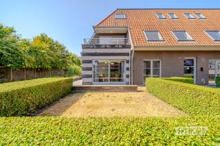 Ontdek ook de andere mogelijkheden in Residentie Duinbos<br /><br />Naast dit appartement zijn er binnen Residentie Duinbos nog verschillende andere appartementstypes beschikbaar, elk met hun eigen indeling, oppervlakte en troeven. Tijdens een bezoek geven wij u graag een overzicht van de verschillende mogelijkheden, zodat u het appartement kunt kiezen dat het best aansluit bij uw wensen.<br /><br />Zeer verzorgd gelijkvloers appartement met een bewoonbare oppervlakte van 76 m². Dankzij de praktische indeling, de aangename buitenruimtes en de rustige ligging vormt dit appartement een uitstekende keuze voor zowel eigen bewoning, een tweede verblijf aan zee als een interessante investering.<br /><br />De inkom geeft toegang tot een lichtrijke leefruimte met open keuken, waar de grote raampartijen zorgen voor een aangenaam ruimtegevoel en een optimale lichtinval. Vanuit de leefruimte bereikt u de verschillende terrassen en de private tuin, waardoor binnen en buiten naadloos in elkaar overlopen en u op elk moment van de dag van de zon of de rust kunt genieten.<br /><br />Verder beschikt het appartement over een ruime slaapkamer met praktische ingebouwde kasten, een verzorgde badkamer en een afzonderlijke berging die extra opbergruimte biedt voor alledaagse spullen.<br /><br />Residentie Duinbos geniet van een bijzonder gegeerde ligging in De Haan. Het strand bevindt zich op wandelafstand en ook de duinen, het groen en de Royal Ostend Golf Club liggen vlakbij. Bovendien bereikt u winkels, restaurants en openbaar vervoer in slechts enkele minuten, waardoor u geniet van een rustige woonomgeving zonder in te boeten aan bereikbaarheid.<br /><br />Bent u op zoek naar een comfortabele woning, een tweede verblijf aan zee of een interessante investering? Neem dan vrijblijvend contact op met Victor via victor@immofrancois.be of telefonisch op +32 470 64 60 28 voor meer informatie.<br /><br />