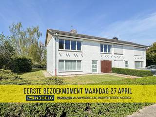 <strong><span><span>1ste bezoekdag </span></span><span><span>maandag 27 april</span></span><span><span>! Inschrijven kan via </span></span><span><span>www.nobels.be</span></span><span><span> onder referentienummer </span></span><span><span>4335093</span></span><span><span>.</span></span><br /><br />TE RENOVEREN</strong> halfopen bebouwing met zonnige tuin en <strong>VIER SLAAPKAMERS</strong> in een <strong>VERKEERSLUWE WIJK</strong> in Eeklo. Deze eigendom biedt reeds <strong>NIEUWE HR-BEGLAZING</strong> en <strong>14 CM ISOLATIE</strong> op de zoldervloer. Binnenin geniet u van een <strong>LICHTRIJKE</strong> leefruimte, te renoveren keuken, <strong>PRAKTISCHE BERGING</strong> onder de trap, <strong>VIER SLAAPKAMERS</strong>, te renoveren badkamer en een handige opbergzolder. Buiten wacht een prachtige tuin <strong>MET AANGENAME ZONINVAL</strong>, ideaal om in alle rust te genieten van het buitenleven. De ligging vormt een sterk pluspunt: in een <strong>RUSTIGE WOONOMGEVING</strong> nabij het centrum van Eeklo en met een <strong>VLOTTE VERBINDING VIA DE N9 RICHTING GENT EN DE N49 RICHTING KNOKKE. </strong><br /><br />Adres: Tuinbouwstraat 4 te Eeklo<br /><br />Renovatieplicht van toepassing; P-score: B, G-score: A