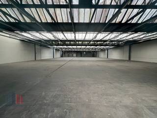 Deze opslagruimte bevindt zich op een strategische locatie in Wetteren, vlak bij de <strong>E40 </strong>en de <strong>Brusselsesteenweg</strong>, met vlotte verbindingen naar Gent, Brussel en omliggende regio’s.<br /><br />Vanaf 1 april 2025 komt een ruimte van <strong>2.397 m²</strong> beschikbaar, gekenmerkt door een grote open hal met een vrije hoogte van 5,1 m. De ruimte is uitgerust met sectionale poorten en laadkades. Enkel tijdelijke stockage mogelijk.<br /><br />Neem contact op met <strong>PANORAMA B2B </strong>voor technische details, plannen of een vrijblijvend plaatsbezoek via <strong>09 225 09 09</strong>.