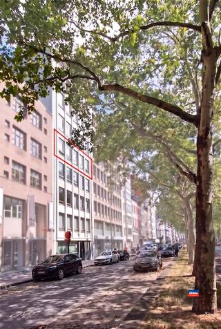 <p><span>2000 ANTWERPEN | ZEER RUIM APPARTEMENT (189m²) MET DRIE SLAAPKAMERS EN TWEE BADKAMERS GELEGEN IN HARTJE ANTWERPEN | EPC A |</span></p><p><span>Ontdek dit uitzonderlijk ruime appartement ideaal gelegen op een toplocatie. Dankzij de royale bewoonbare oppervlakte en lichtinval, biedt dit appartement een unieke combinatie van comfort, ruimte en bereikbaarheid.</span></p><p><span> </span></p><p><span>Het appartement is gelegen vlakbij het bruisende Zuid met winkels, scholen, koffiebars, restaurants, openbaar vervoer en belangrijke invalswegen en u geniet hier van een uitstekende bereikbaarheid zonder in te boeten aan rust en woonkwaliteit.</span></p><p><span> </span></p><p><span>Indeling als volgt: inkomhal met veiligheidsdeur - gastentoilet - lichtrijke leefruimte (50m²) - hyper-geïnstalleerde keuken (27,5m²) - berging achter de keuken - aparte wasplaats - badkamer met douche, dubbele wastafel en toilet - 3 ruime slaapkamers (17,5m², 15,5m² en 11,5m²) waarvan één met ensuite badkamer.</span></p><p><span> </span></p><p><span>De indeling maakt het perfect voor gezinnen, koppels die extra ruimte wensen of wie wonen en thuiswerken wil combineren.</span></p><p><span> </span></p><p><span>Troeven:</span></p><p><span>* Mogelijkheid bij aankopen autostaanplaats (€ 50.000)</span></p><p><span>* Kelderberging inbegrepen</span></p><p><span>* Vlakbij het vernieuwde bruisende Zuid</span></p><p><span>* KMSKA, koffiebars, restaurants op wandelafstand</span></p><p><span>* Openbaar vervoer voor de deur</span></p><p><span>* Oprit E34, E19, A12</span></p><p><span></span></p><p><span>Renovaties:</span></p><p><span>* gevels geïsoleerd langs de binnenkant</span></p><p><span>* ramen 2017</span></p><p><span>* badkamer 2017</span></p><p><span>* badkamer 2 2025</span></p><p><span>* ketel 2020</span></p><p><span>* keuken 2010</span></p><p><span>* elektriciteit 2010</span></p>