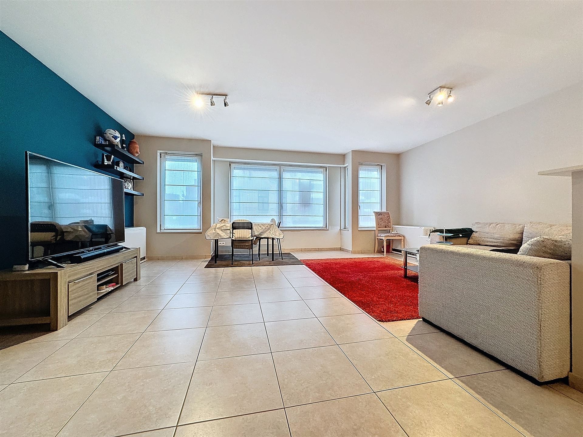 INSTAPKLAAR 2 slaapkamer APPARTEMENT (84 m²) met AUTOSTANDPLAATS op wandelafstand van de Grote Markt te ROESELARE - foto 2