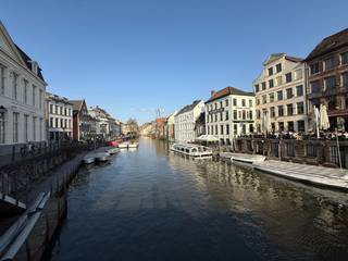 Op een uitzonderlijke locatie in het historische centrum van Gent, op wandelafstand van het Gravensteen, bevindt zich dit ruime en...