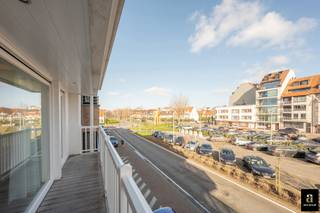<p>Modern 2-bedroom apartment with open view of Abraham Hansplein, near Lippenslaan.</p>
<p>Bright apartment in a recent building (built in 2012) with a spacious terrace.<br />The apartment features 2 spacious bedrooms, one of which has a double sink and bathtub. Additionally, there is a shower room with a walk-in shower. The modern kitchen is equipped with all modern appliances, including a steam oven, and offers extra storage space with the adjacent storage room, which is prepared for the connection of a washing machine.<br />The bright living room gives access to a beautiful terrace with a view of the famous Abraham Hansplein.<br />The residence also offers both a passenger and a bicycle lift.<br />The building is ideally located within walking distance of Lippenslaan, restaurants, and public transportation.</p>
<p>EPC: 79m² (UC: 3452532)</p>
<br />
<p></p>
