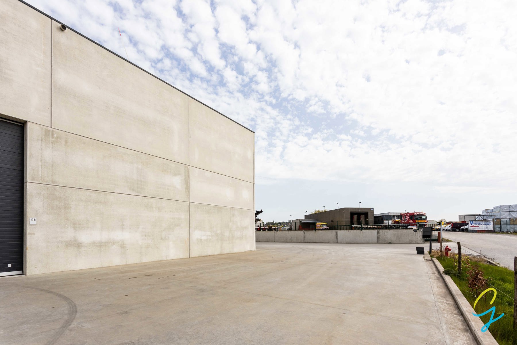 Opslagplaats met 2 sectionale poorten. - foto 5