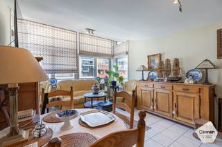 Het appartement bevindt zich op de zesde verdieping van Residentie Gauguin te Nieuwpoort-Bad.<br />Dankzij de <strong>uitstekende</strong> <strong>ligging</strong> vindt u onderaan de residentie een warme bakker en zijn ook tal van andere winkels en voorzieningen vlakbij.<br /><br />De indeling is als volgt:
<ul>
<li>Inkomhal;</li>
<li>Open, volledig ingerichte keuken;</li>
<li><strong>Lichtrijke</strong> <strong>leefruimte</strong> met grote raampartijen zicht over de winkelstraat;</li>
<li>Ruime slaapkamer (3,25m x 3,75m);</li>
<li><strong>Aparte</strong> <strong>slaaphoek</strong> met plaats voor stapelbed of opklapbed;</li>
<li>Badkamer met toilet, wastafel en douche;</li>
</ul>
Extra troeven:
<ul>
<li>Kelderberging <strong>inbegrepen</strong> bij aankoop;</li>
<li>Elektrische keuring is <strong>conform</strong> de bestaande wetgeving en geldig t.e.m. 2041;</li>
<li>Gemeenschappelijke fietsenberging aanwezig.</li>
</ul>
<br />Het appartement is momenteel verhuurd op jaarbasis. Een bezichtiging ter plaatse is mogelijk op afspraak.<br />