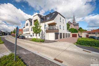 <strong>De ligging</strong><br />Dit recent en energiezuinig appartement is gelegen op de <strong>eerste verdieping</strong> van residentie "Emka", een <strong>stijlvol gebouw pal in het centrum van Kruishoutem</strong>. Het gebouw situeert zich in een zijstraat van het centrum, rustig en toch zeer centraal gelegen! Er is een vlotte bereikbaarheid tot het op- &amp; afrittencomplex van de E17 (afrit 6 Kruishoutem) alsmede diverse verbindingswegen. <br /><strong>   <br />De indeling </strong><br />Grote lichtrijke living met toegang tot het terras - volledig geïnstalleerde keuken - aparte berging met aansluiting voor wasmachine/droogkast - slaapkamer - badkamer met wastafel en douche - afzonderlijk toilet. Er is een garagebox met automatische poort inbegrepen in de huurprijs + gemeenschappelijke fietsberging. Een lift is aanwezig in het gebouw.<br /><br /><strong>Kenmerken</strong><br />- Bewoonbare oppervlakte: 73 m²<br />- CV op aardgas<br />- EPC: 55 kWh/m² jaar - A-label)<br /><br /><strong>Troeven</strong><br />- rustig doch centraal gelegen!!<br />- recent appartement!!<br /><strong>- groot 1-slpk. appartement!!<br />- energiezuinig!!</strong><br />   <br />Gemeenschappelijke kosten: 50,00 EUR / maand<br /> <br />Beschikbaarheid: 01/01/2027<br />   <br />Voor meer informatie of een bezoek, reageer via het contactformulier of stuur naar info@hckinvest.be