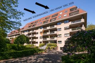 <p><span>In het verzorgde en goed onderhouden residentie Dennendael bieden wij dit ruim appartement aan op de eerste verdieping, bereikbaar via lift. Met een bewoonbare oppervlakte van 106 m² biedt de woning een fijn comfort in een groene omgeving. </span></p><p><span>Het hart van het appartement is de woonkamer van 48 m² met parketvloer, een warme en stijlvolle ruimte die via grote schuiframen overgaat in het zuidgericht terras van 15 m² met zicht op groen. Ook de ingerichte keuken geeft uit op dit terras, wat koken en buitenleven op een natuurlijke manier verbindt. De ruime inkomhal verwelkomt u met karakter en leidt naar twee volwaardige slaapkamers van respectievelijk 17 m² en 13 m². De badkamer is voorzien van een ligbad, aparte douche, dubbele lavabo en toilet , een apart gastentoilet. Achteraan is er nog een extra terras van 5m² met zicht op klein park.</span></p><p><span>Een autostaanplaats en privékelder zijn bij de prijs inbegrepen.</span></p><p><span>Het gebouw verkeert in uitstekende staat en is beschikbaar vanaf 1/12/2026</span></p>