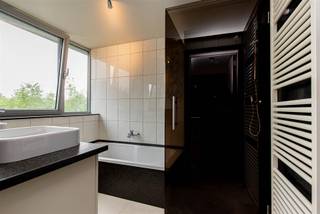 <p><br />WICHELEN - Lichtrijk duplexappartement mét staanplaats.<br /><br />Inschrijven voor het geplande bezoekmoment kan via onze website => www.immoderas.be<br /><br />Dit recent appartement is gelegen vlakbij de dorpskern van Wichelen. In de directe omgeving zijn verschillende kleinhandelszaken, openbaar vervoer, scholen en het station.<br /><br />Naar indeling toe beschikt het appartement over een ruime, lichtrijke leefruimte, een eetplaats met geïnstalleerde keuken(oven, koelkast, keramische kookplaat), een berging en een toilet. Op de tweede verdieping bevinden zich twee slaapkamers en een badkamer met ligbad, douche en dubbele wastafel. De leefruimte geeft uit op een gezellig terras.<br /><br />Aan de achterzijde beschikt het pand over een staanplaats en buitenberging. Het appartement werd helemaal geschilderd en beschikt over (LED)armaturen.<br /><br />AK: €50</p>