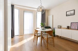 Dit modern en centraal gelegen appartement bevindt zich op de 1ste verdieping van een bijzonder kleinschalig gebouw met slechts 2 appartementen waardoor er geen algemene kosten zijn.<br /><br />Het appartement beschikt over een uitzonderlijk ruime inpandige garage van maar liefst 37m² met veel opbergmogelijkheden en aansluitend een binnenkoer van 10m². <br /><br />De leefruimte vormt het hart van de woning en sluit naadloos aan op de open keuken welke voorzien is van alle comfort met kwalitatieve toestellen. Daarnaast beschikt het appartement nog over 2 volwaardige slaapkamers en een moderne badkamer met inloopdouche en toilet.<br /><br />Een absolute troef is het ruime, overdekte terras waar je in alle rust kan genieten.<br /><br />Het appartement is momenteel verhuurd en vormt hierdoor eveneens een interessante opportuniteit voor wie op zoek is naar een investering.<br /><br />Een verzorgd en ruim appartement op een gunstige ligging in Burcht, vlakbij winkels, openbaar vervoer en belangrijke invalswegen.<br /><br />Wij leiden je graag persoonlijk rond!
