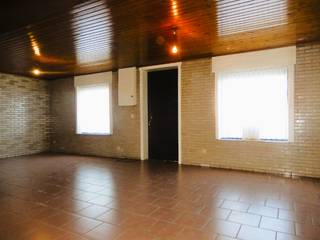 omvattende een living, semi-ingerichte open keuken, veranda, ingerichte badkamer, 2 toiletten, 3 slaapkamers en 1 voutekamer, kelder,...