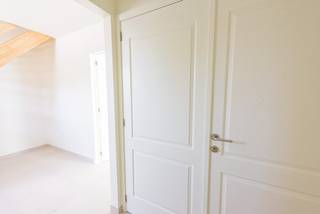 Deze prachtige halfopen nieuwbouwwoning in Ooigem is spiksplinternieuw : volledig geschilderd, voorzien van verlichting en uitgerust met...