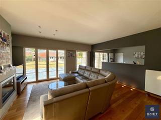 <p><span>Prachtige villa op een ruim perceel van 880 m²</span></p><p><span>Deze ruime en lichtrijke villa combineert comfort, kwaliteit en volop ruimte. </span></p><p><span>Gelegen op een mooi perceel van 880 m² biedt deze woning alles wat u zoekt voor comfortabel wonen én extra mogelijkheden naar de toekomst.</span></p><p><span>Op het gelijkvloers geniet u van een </span><span>zeer royale leefruimte met open keuken</span><span>, badend in natuurlijk licht. <br />Daarnaast is er een extra kamer/bureel en een ruime garage, aangevuld met een grote berging/wasplaats met douche.</span></p><p><span>De 1ste verdieping omvat </span><span>3 ruime kamers, een dressing en een stijlvolle badkamer</span><span>. <br />Op de 2de verdieping is er bovendien nog volop potentieel om </span><span>minstens 2 extra kamers</span><span> te creëren.</span></p><p><span>Ook technisch is deze woning uitstekend uitgerust met onder andere </span><span>zonnepanelen, airconditioning en elektrisch bediende rolluiken</span><span>. <br />De elektriciteit is conform en dankzij het </span><span>EPC-label B</span><span> is de woning bovendien energiezuinig.</span></p><p><span>Buiten geniet u van een </span><span>mooie, ruime tuin met twee terrassen</span><span>, waarvan één aansluit op het ruime tuinhuis.</span></p><p><span>Een zeer mooi en compleet aanbod voor wie op zoek is naar ruimte, comfort en toekomstmogelijkheden!</span></p><p><span> </span></p><p><span>Interesse ? Gelieve ons dan te contacteren op het nummer 03 775 41 88 of mail naar <span>kurt@vastgoed-smet.be</span></span><span> </span></p><p><span><span>www.vastgoed-smet.be</span></span></p><p><span> </span></p><p><span>“De verstrekte gegevens/informatie (zowel online als gedrukt) worden vrijblijvend verstrekt, enkel ter inlichting, zonder contractuele verbintenis of garantie van onzentwege en kunnen op ieder ogenblik gewijzigd worden”</span></p><p><span> </span></p><p><span> </span></p>