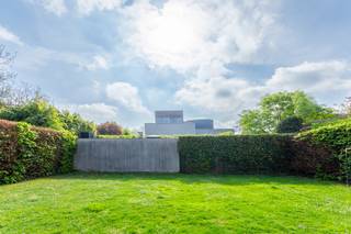<p><strong>Charmante villa op 723m² grond met een zonnige zuidgerichte tuin, gelegen in de gegeerde Elsdonckwijk te Wilrijk, nabij winkels, scholen, openbaar vervoer, ziekenhuizen, Fort V en belangrijke in- en uitvalswegen.</strong></p>
<p><span>Gelijkvloers:</span><br />U betreedt de villa via een ruime INKOMHAL op natuursteen van ca. 18m², voorzien van een apart toilet met handenwasser.<br />Aan de rechterzijde bevindt zich een polyvalente ruimte/BUREAU op parket van ca. 13m².<br />Vervolgens komt u in de ruime LIVING van ca. 32m² op parketvloer met open haard, en de EETKAMER van ca. 25m², eveneens op parket.<br />De KEUKEN van ca. 35m², voorzien van natuurstenen vloer, beschikt over een eethoek, kasten, kookeiland, koelkast/diepvries, oven, microgolf, keramische kookplaat, ingebouwde dampkap en een ruime berging.</p>
<p>Vanuit de keuken heeft u directe toegang tot de zuidgerichte TUIN en het aangelegde TERRAS.</p>
<p><span>Eerste verdieping (via houten trap):</span><br />Alle slaapkamers zijn bereikbaar via de grote nachthal van ca. 18m², tevens voorzien van een aparte toiletruimte.</p>
<p>Slaapkamer 1 ca. 37m² met dressing en ensuite BADKAMER ca. 10m² voorzien van dubbele lavabo in kastenmeubel, toilet, bad en inloopdouche. Verder nog 3 ruime slaapkamers ca. 23m² - ca. 22m² - ca. 15m².<br />Daarnaast is er nog een tweede BADKAMER van ca. 8m², uitgerust met ligbad, dubbele lavabo en inloopdouche.</p>
<p><span>Tweede verdieping:</span><br />Grote geïsoleerde ZOLDER van ca. 75m², eveneens bereikbaar via de houten trap.</p>
<p><span>Garage en oprit:</span><br />Garage voor 1 wagen en extra staanplaats op de oprit.<br /><br /></p>
<p><strong><span>BIJZONDERHEDEN:</span><br /></strong>* Gelegen in een gegeerde residentiële wijk te Elsdonck <br />* Bouwjaar 2011, conforme keuring, uitstekende EPC<br />* Zeer goede staat van onderhoud<br />* Vloerverwarming op het gelijkvloers<br />* Volledig omheinde tuin</p>