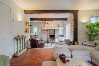 Disposition de la maison :Rez-de-chaussée :- Hall d'entrée avec toilettes séparées pour les invités - Espace de vie spacieux et lumineux avec vue sur le jardin- Cuisine séparée- Jardin ensoleillé de plus de 500 m² avec terrasse - Espace de rangement pratique- Garage pouvant accueillir 2 voituresPremier étage : - 3 chambres spacieuses- Salle de bain équipée d'un lavabo, de toilettes et d'une baignoire/douche- Espace de rangementAvantages supplémentaires :- Situation calme dans une impasse- Magnifique jardin pour profiter pleinement- Aucune obligation de rénovation ! - La présence d'un garage doubleLes visites de cette maison auront lieu sur rendez-vous le mardi 10 février et le jeudi 12 février. Une offre peut être déposée au plus tard le samedi 14 février à 14 h 30.Vous souhaitez obtenir plus d'informations sur cette propriété ou vous souhaitez visiter le site ?Contactez Sarah Hanson (0493 25 46 80 - sarah.hanson@dewaele.com) Registre des mesures: non