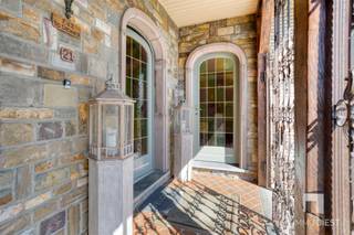 <p><span>Wonen en werken op een gunstige locatie in Kaggevinne!</span></p><p><span> </span></p><p><span>Dertig jaar lang was dit de vertrouwde plek van de bekende lokale kapperszaak. (Kapster Jenny) Nu de eigenares kleiner gaat wonen, komt dit unieke en goed onderhouden pand vrij voor een nieuwe eigenaar.</span></p><p><span> </span></p><p><span>Ligging:</span><span> Dit pand is ideale locatie voor een praktijk, salon of kantoor aan huis. De straat Ketelwinning bevindt zich op een boogscheut van de kerk, de school en de apotheek. </span></p><p><span> </span></p><p><span>Beschrijving:</span><span> Vanbinnen werd de woning luxueus afgewerkt met hoogwaardige materialen. Van verfijnde schildertechnieken en het gebruik van duurzame materialen zoals natuursteen, parket en marmer zijn er kosten nog moeite bespaard in de afwerking. Verder beschikt deze woning over royale leefruimtes met grote raampartijen en een gezellige haard. De leefkeuken is volledig uitgerust met een kookeiland en Miele-toestellen, dineren kan u in de woonkamer of in de aansluitende veranda achteraan. Deze gelijkvloerse woning omvat 2 slaapkamers en badkamer met zitbad en douche. Extra kamers nodig? De voormalige kapperszaak biedt tal van mogelijkheden en kan eenvoudig een derde slaapkamer worden, zelfs met eigen bureau of living wat handig kan zijn voor een inwonend familielid. Daarnaast beschikt de woning nog over diverse kelderruimtes. Het voormalige kapsalon heeft een eigen, aparte ingang, maar is ook rechtstreeks toegankelijk via de privé-inkomhal.</span></p><p><span>Buiten kan u dankzij de diverse terrassen en buitenkeuken met barbecue heerlijk vertoeven! Er is tevens voldoende opbergruimte voorzien in verschillende tuinhuizen en uw wagen parkeren kan je vlot op de ruime oprit of in de grote garage. </span></p><p><span> </span></p><p><span>Ben je benieuwd naar meer? Kom zeker een kijkje nemen. Immo Diest organiseert voor jou een bezoek ter plaatse.</span></p><p><span>Bel ons snel even op: 013 31 25 22. Wij verwachten je in de Ketelwinning 21.</span></p><p><span> </span></p><p><span>De 360° tour kan je nu al bekijken op onze website: <span>www.immodiest.be</span></span></p><p><span> </span></p><p><span>Bron bewoonbare oppervlakte: zie EPC. Renovatieplicht is niet van toepassing daar de woning reeds EPC D heeft.</span></p><p><span> </span></p><p><span>Disclaimer: <br />De gebruikte AI-renders op deze website zijn gecreëerd met behulp van artificiële intelligentie en dienen uitsluitend ter illustratie van de mogelijke inrichting of uitstraling van een pand. Deze beelden zijn niet bindend en geven geen garantie over de huidige of toekomstige toestand van het vastgoed. Afmetingen, materialen, kleuren en inrichting op de AI-renders kunnen afwijken van de werkelijkheid. Geïnteresseerden worden aangeraden steeds het pand persoonlijk te bezichtigen en geen rechten te ontlenen aan de getoonde visualisaties. Voor vragen of verduidelijkingen kan u steeds contact opnemen met Immo Diest.</span></p><p><span> </span></p><p><span> </span></p>