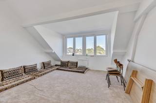 <p>In het centrum van Ninove bevindt zich dit energetische dakappartement. Het gebouw werd verbouwd in 2009 en het appartement kreeg een volledige renovatie in 2026. EPC is A. Winkels, scholen en openbaar evrvoer bevinden zich stapvoets. Het appartement omvat een lichtrijke living met open keuken, twee slaapkamers, overloop, badkamer en een berging. Er is een mogelijkheid tot aankoop van een extra kelderberging. Verwarming op warmtepomp(lucht-lucht) - ramen pvc dubbel glas - EK conform - geen lift.</p>