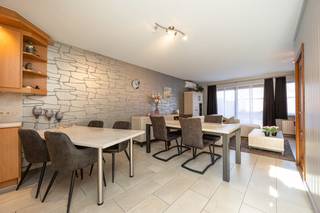 Mooi onderhouden gezinswoning met o.a. 3 slaapkamers, garage, tuin, zonnepanelen én thuisbatterij in doodlopende woonwijk met speelplein te...