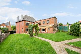 <p>Ruime woning met garage, tuin en tal van mogelijkheden aan de Valkenberg in Brakel.</p><p>Op een gegeerde locatie in Brakel, aan de bekende Valkenberg, bevindt zich deze ruime woning met tal van mogelijkheden. Dankzij de royale volumes, de veelzijdige indeling en de aangename tuin biedt deze eigendom een uitstekende basis voor wie op zoek is naar een ruime gezinswoning die volledig naar eigen smaak kan worden afgewerkt.</p><p>Bij het binnenkomen wordt u verwelkomd in de inkomhal. Rechts bevindt zich een ruime, veelzijdige kamer die tal van mogelijkheden biedt. Ze leent zich perfect als praktijk- of kantoorruimte voor een zelfstandige activiteit, maar kan evengoed worden ingericht als een comfortabele bureauruimte voor wie regelmatig van thuis uit werkt.</p><p>Achteraan bevinden zich de lichtrijke leefruimte en de ruime keuken, beide met een aangenaam zicht op de tuin. Verder beschikt het gelijkvloers over een praktische bijkeuken, een afzonderlijk toilet en een inpandige garage.</p><p>Via de tuin bereikt u bovendien een voormalige duiventil. Dankzij de aanwezige water- en elektriciteitsaansluitingen kan deze ruimte perfect worden ingericht als hobbyruimte, atelier, werkplaats of extra bergruimte.</p><p>Op de eerste verdieping bevinden zich vier ruime slaapkamers en een badkamer met toilet. Daarnaast beschikt de woning over een ruime zolder, die tal van extra mogelijkheden biedt en kan worden ingericht volgens uw eigen wensen.</p><p>Met haar ruime indeling, veelzijdige mogelijkheden en aantrekkelijke ligging aan de iconische Valkenberg is deze woning een uitstekende kans voor gezinnen, thuiswerkers en zelfstandigen die op zoek zijn naar een eigendom met toekomstpotentieel.</p><p>Troeven:<br />- Topligging<br />- Stevige constructie met betonnen verdiepingsvloeren<br />- Veel potentieel: grote ruimtes, vier slaapkamers, ruime zolder<br />- Mogelijkheid tot praktijk, thuiswerkplek of zelfstandige activiteit</p><p>Contacteer Emmy via emmy@immobeguin.be voor meer informatie of een bezoek.</p>