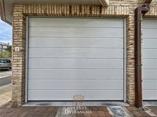 Ruime garage met automatische sectionaalpoort en staanplaats voor de garagebox.<br /><br />Elektriciteit in garage, dus ideaal voor opladen fietsen en/of elektrische auto !