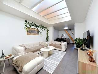 Zoek je een instapklare en comfortabele woning waar ruimte, een slimme indeling en modern wooncomfort samenkomen? Deze modern gerenoveerde gezinswoning op een perceel van 250 m² verrast op de begane grond met een diepte van maar liefst 22 meter. Gelegen aan de stadsrand van Aalst — in de schaduw van het Pierre Cornelisstadion van Eendracht Aalst — woon je hier uitstekend bereikbaar, met alle voorzieningen binnen handbereik.<br /><br /><u><strong>Waarom deze woning jou direct zal aanspreken:</strong></u><br />*<strong> Instapklaar & asbestveilig:</strong> geen verbouwingsstress, direct verhuizen en genieten.<br />* <strong>Toekomstgericht energetisch comfort:</strong> uitgerust met 8 zonnepanelen en een krachtige 10 kWh thuisbatterij.<br />* <strong>Maximale lichtinval & buitenleven:</strong> lichtkoepel in de woonruimte en een prachtig zuidwestgericht terras met zonnige tuin van 140 m².<br />* <strong>Twee volledige badkamers:</strong> optimaal comfort voor een druk gezin of bezoekers.<br />* <strong>Inpandige garage & automatisatie</strong>: zorgeloos parkeren dankzij de automatische garagepoort én het comfort van automatische rolluiken.<br /><br /><u><strong>Indeling van de woning:</strong></u><br /><strong>Gelijkvloers:</strong> ruimte, licht en direct contact met de tuin<br />Via de inkomhal stap je binnen in een woning die dankzij haar diepte van 22 meter enorm veel leefruimte biedt. Aan de voorzijde bevindt zich de inpandige garage met automatische poort.<br />Daarachter bevindt zich een royale leefruimte van 35 m². Verder door te lopen vind je de eerste badkamer (voorzien van een comfortabel ligbad en toilet), een gezellige eetkamer en een ingerichte keuken met veel kastruimte.<br />Vanuit de leefruimtes heb je directe toegang tot het zonnige terras (21 m²) en de diepe, groen ingerichte tuin van 140 m² met handig tuinhuis. Dankzij de zuidwestelijke oriëntatie geniet je hier van 's middags tot 's avonds laat van de zon.<br /><br /><strong>Eerste verdieping:</strong><br />Slaapkamer 1: Een ruime master bedroom van ca. 18 m².<br />Badkamer 2: Een tweede, hedendaagse badkamer uitgerust met een ruime inloopdouche en een tweede toilet.<br /><br /><strong>Tweede verdieping</strong><br />Slaapkamer 2: Een grote, volwaardige slaapkamer van ca. 18 m².<br />Slaapkamer 3: Een ideale kinder-, werk- of hobbykamer van ca. 12 m².<br />Boven de tweede verdieping is er nog een kleine bergzolder aanwezig voor het opbergen van seizoensgebonden spullen.<br /><br /><strong>Troeven:</strong><br />✅EPC: 285 kWh/m² (Label C) en Asbestveilig<br />✅Elektriciteit: volledig conform goedgekeurd<br />✅Zonnepanelen & Thuisbatterij: 8 zonnepanelen (gekeurd) in combinatie met een 10 kWh thuisbatterij voor optimaal eigen verbruik<br />✅Verwarming: aardgas op het gelijkvloers; elektrische verwarming op de bovenverdiepingen<br />✅Extra comfort: automatische rolluiken vooraan<br /><br /><strong>Ligging:</strong><br />Gelegen aan de Bredestraat 108 bevind je je aan de rustige stadsrand van Aalst. Winkels, scholen, openbaar vervoer en belangrijke invalswegen zijn in de directe nabijheid. Een karaktervolle locatie vlak bij het iconische Pierre Cornelisstadion.<br /><br /><strong>Een unieke kans voor snelle beslissers.</strong> Plan vandaag nog je bezoek en ontdek zelf het ruimtegevoel en het comfort van deze woning!<br /><br /><strong>Weet:</strong> De vermelde prijs is een richtprijs/startprijs. Deze methode geeft jou, als potentiële koper, de kans om op een transparante manier te bieden. Na ontvangst van deze biedingen zal de verkoper beslissen of hij/zij de eigendom verkoopt aan het hoogste bod, de richtprijs is aldus niet bindend voor de verkoper.<br /><br /><strong>Benieuwd naar deze absolute topper ??</strong><br />Maak snel jouw afspraak via immo@vastgoed-ff.be, bel <strong>Gunther op 0476/60 67 96</strong> of bel tijdens de kantooruren naar <strong>053/21.21.21</strong><br />