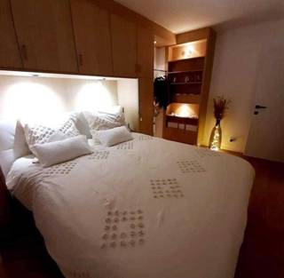 👉 OMSCHRIJVING APPARTEMENT 👈<br /><br />Dit instapklaar appartement is gelegen te Nieuwpoort-Bad aan het Sint-Bernardusplein, in de residentie "Parnassia". Het bevindt zich op de tweede verdieping. Er is een lift in het gebouw. De centrale ligging van het appartement is een extra troef! Het ligt namelijk in de onmiddellijke omgeving van alles wat je nodig hebt voor een aangenaam vakantie- of vast verblijf : de tramhalte (100 m), zee en strand (100 m), taverne, bakker, slager, traiteur, supermarkt, restaurants, kledingwinkels, etc. Het appartement werd volledig gerenoveerd in juli 2021 en werd uitgerust met hoogwaardige materialen en voorzien van alle comfort met NIEUWE doorstromer (water), inductiekookplaat, dampkap en ruime koelkast met vriesvak. In de slaapkamer werd een nieuw raam geplaatst (draai/kip).<br />Totale oppervlakte 54 m2.<br /><br />✅ Beschikbaar vanaf eind juni 2026<br />✅ Hoog rendement voor vakantieverhuur!<br /><br />👉 HET APPARTEMENT OMVAT 👈<br /><br />✅ Inkomhal met vestiaire<br />✅ Badkamer met wastafel, WC en ruime douche<br />✅ Ruime slaapkamer met ingemaakte kasten en dressing<br />✅ Moderne ingerichte keuken met inductiekookplaat, vaatwasser, combi-oven en ruime koelkast met vriesvak<br />✅ Zithoek met balkon<br />✅ Gemeenschappelijke fietsenberging<br />✅ Kelderberging inbegrepen<br />✅ Mogelijkheid tot overname autostaanplaats (huren)<br /><br />Voor meer inlichtingen gelieve contact te nemen met 📞 ‪0484/45 63 82 (Ann) Ann_devleeschauwer@telenet.be<br />Te bezichtigen na afspraak🙂