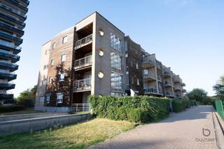 <p><span>RUIM LICHTRIJK HOEKAPPARTEMENT MET GEZELLIG ZONNETERRAS EN ONDERGRONDSE AUTOSTAANPLAATS!</span></p><p><span>Dit ruime hoekappartement met een bewoonbare oppervlakte van 101 m² is gelegen op de derde verdieping van een verzorgd kleinschalig appartementsgebouw in Merksem. Dankzij de gunstige hoekligging geniet het appartement van veel natuurlijke lichtinval, privacy en een mooi uitzicht op de omliggende weilanden. Winkels, bakker, apotheek, restaurants, speeltuintjes en openbaar vervoer bevinden zich in de nabije omgeving.</span></p><p><span>Via de inkomhal met vestiaire en ingemaakte kasten bereikt u de ruime woon- en eetkamer, afgewerkt met een laminaatvloer en met directe toegang tot het terras. Dankzij de oost-, zuid- en west oriëntatie geniet u hier doorheen de dag van de zon en vormt het terras een aangename uitbreiding van de leefruimte. De keuken biedt de mogelijkheid om naar eigen smaak te moderniseren. Verder beschikt het appartement over twee volwaardige, rustig gelegen slaapkamers, een in 2015 gerenoveerde badkamer met douchecabine en een afzonderlijk toilet. Met enkele opfrissings- en schilderwerken, kan het geheel eenvoudig naar een meer hedendaagse woonstijl worden gebracht.</span></p><p><span>Vliegenramen zorgen voor extra comfort en in de ondergrondse garage beschikt het appartement over een ruime autostaanplaats, die verplicht mee aan te kopen is aan €15.000 . Het gebouw dateert van 2001 en wordt professioneel beheerd door een syndicus. Het dak, de lift en de schilderwerken aan het gebouw werden reeds uitgevoerd en zijn conform. De maandelijkse vaste kosten bedragen € 225, inclusief een bijdrage aan het reservefonds. De nutsvoorzieningen beschikken over individuele meters, met uitzondering van het water dat collectief wordt afgerekend. Het gebouw beschikt over een gemeenschappelijk vuilnislokaal. </span></p><p><span> </span></p><p><span>Een gunstig EPC B, de ruime oppervlakte, het zonnige terras, de rustige ligging, het weidse uitzicht en de ondergrondse autostaanplaats maken dit tot een comfortabele woonst met een uitstekende basis om verder naar eigen smaak af te werken.</span></p><p><span>Contacteer ons voor meer informatie of een bezoek ter plaatse!</span></p><p><span> </span></p><p><span> </span></p><p><span> </span></p><p><span> </span></p>