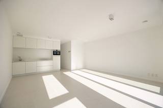 <p>ENKEL BEZOEKEN MOGELIJK DOOR ONDERSTAANDE LINK VOLLEDIG EN CORRECT IN TE VULLEN:<br />https://mijnhuurprofiel.be/property/4a3261da-3e8b-430c-8543-a9e1b6064aff/login<strong><br /><br />Modern en lichtrijk nieuwbouwappartement met 2 slaapkamers</strong><br /><br />In een recent gebouw aan de Willem Lepelstraat 20 bus 2.2 bevindt zich dit ruim en stijlvol afgewerkt appartement op de derde verdieping.<br /><br />Het appartement ligt rechts van de lift en biedt veel lichtinval en moderne afwerking. De lichtrijke living met open keuken vormt het hart van de woning. Dankzij de vloerverwarming en de kwalitatieve materialen geniet je hier van optimaal wooncomfort.<br /><br />De twee slaapkamers bevinden zich aan de voorkant van de hall in het appartement. De badkamer is uitgerust met een dubbele lavabo en inloopdouche, en er is een afzonderlijk toilet aanwezig. Daarnaast is er een grote berging voorzien. Ideaal voor extra opbergruimte.<br /><br />Verder biedt het gebouw:<br /><br />- Gemeenschappelijke fietsenberging<br /><br />- Afzonderlijke privéberging per appartement<br /><br />- Individuele meters<br /><br />- Gemeenschappelijke kost: €90/maand<br /><br />Een modern, energiezuinig en licht appartement met twee slaapkamers en mooie afwerking, gelegen in een rustige en goed bereikbare buurt — ideaal voor wie comfortabel en eigentijds wil wonen.</p>
<p><span>Voor meer info of een bezoek ter plaatse kan u vrijblijvend contact opnemen met Xander via xander@reds.be.</span></p>