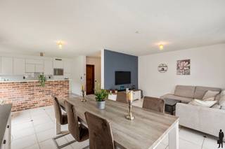 <p><strong>Ruim 3 slaapkamer appartement (111 m²) te Tisselt.</strong></p>
<p><strong>BEKIJK ZEKER ONZE (VIRTUELE) GRONDPLANNEN EN ATTESTEN VOOR DE INDELING EN EXTRA INFORMATIE.</strong></p>
<p><strong>ALGEMENE KENMERKEN:</strong></p>
<ul>
<li>Ruim en lichtrijk appartement met een bewoonbare oppervlakte van 111 m²</li>
<li>Recent gerenoveerde badkamer</li>
<li>Lage gemeenschappelijke kosten (€90/maand, incl. waterverbruik)</li>
<li>Zeer goede bereikbaarheid met winkels, scholen, openbaar vervoer en de A12 in de nabijheid</li>
<li>Kelderberging inbegrepen</li>
</ul>
<p><strong>TECHNISCHE KENMERKEN:</strong></p>
<ul>
<li>EPC-score: 240 kWh/(m²/jaar) – Label C</li>
<li>Elektrische installatie conform AREI</li>
<li>Asbestveilig</li>
<li>Verwarming op aardgas</li>
</ul>
<p><strong>INDELING:</strong></p>
<ul>
<li>Inkomhal met gastentoilet en vestiaire</li>
<li>Zeer ruime en lichtrijke leefruimte met open keuken</li>
<li>Master bedroom met directe toegang tot het terras (14 m²)</li>
<li>Tweede slaapkamer (11 m²)</li>
<li>Derde slaapkamer (9 m²)</li>
<li>Vernieuwde badkamer met inloopdouche en dubbele lavabo</li>
</ul>
