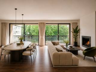 <strong>Op te frissen drieslaapkamerappartement met open zicht over het Citadelpark.</strong><br /><br />Op een toplocatie in Gent, pal aan het Citadelpark en op wandelafstand van station Gent-Sint-Pieters, bevindt zich dit lichtrijke appartement. Gelegen op de derde verdieping van een hoekresidentie geniet u van een open zicht over het park.<br /><br />Dankzij de enorme gevelbreedte biedt de leefruimte veel natuurlijk licht en kan men deze praktisch inrichten in een zit- en eetgedeelte. De keuken is aanpalend en halfopen. Via de grote schuiframen heeft men toegang tot het terras aan de voorzijde.<br /><br />Achteraan bevinden zich drie slaapkamers, waarvan twee toegang rechtstreeks toegang hebben tot het tweede terras. Verder beschikt het appartement over een badkamer, een aparte douchekamer, een afzonderlijk toilet en een praktische berging.<br /><br />In de residentie is er een privatieve kelderberging en eveneens de mogelijkheid tot het aankopen van een gelijkvloerse garagebox (40.000 eruo)<br /><br /><strong>Kortom, de ideale opportuniteit voor wie ruimte, licht en een topligging weet te waarderen.</strong>